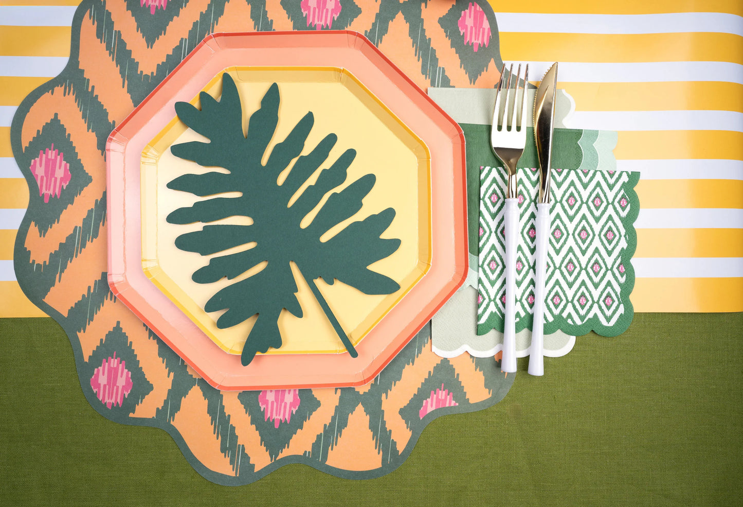 SPR23-CN2- Green Ombre Scallop Beverage Napkins