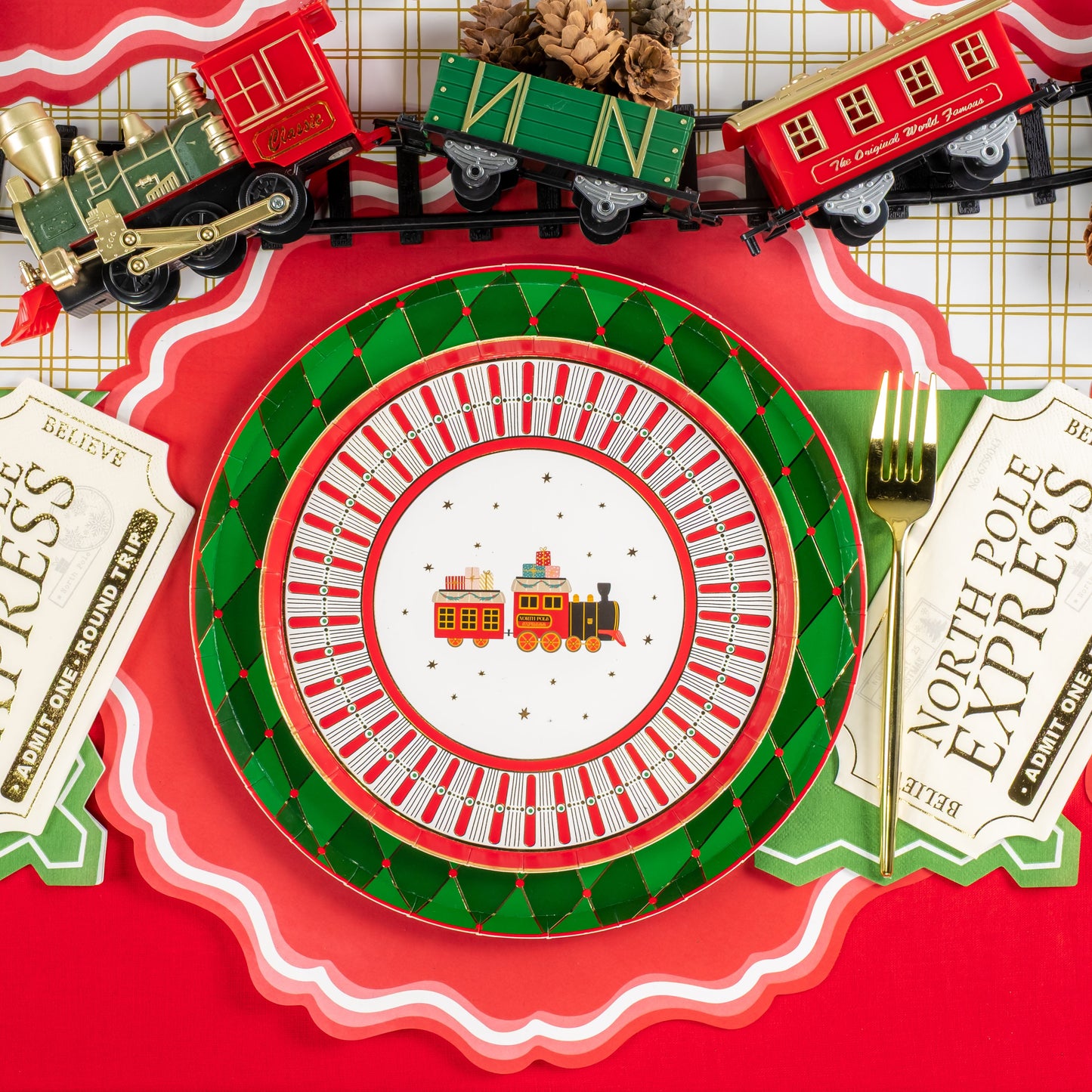 HOL25-DNP5- Green Diamond Dinner Plate