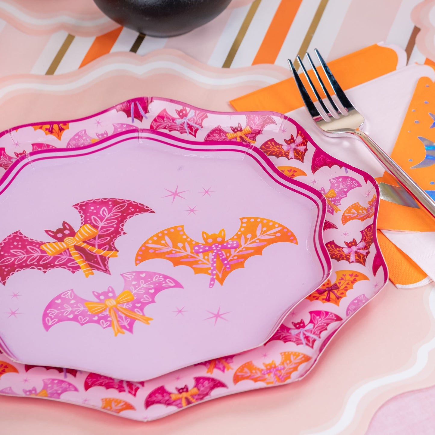 HAL25-DNP3- Bats & Bows Dinner Plates