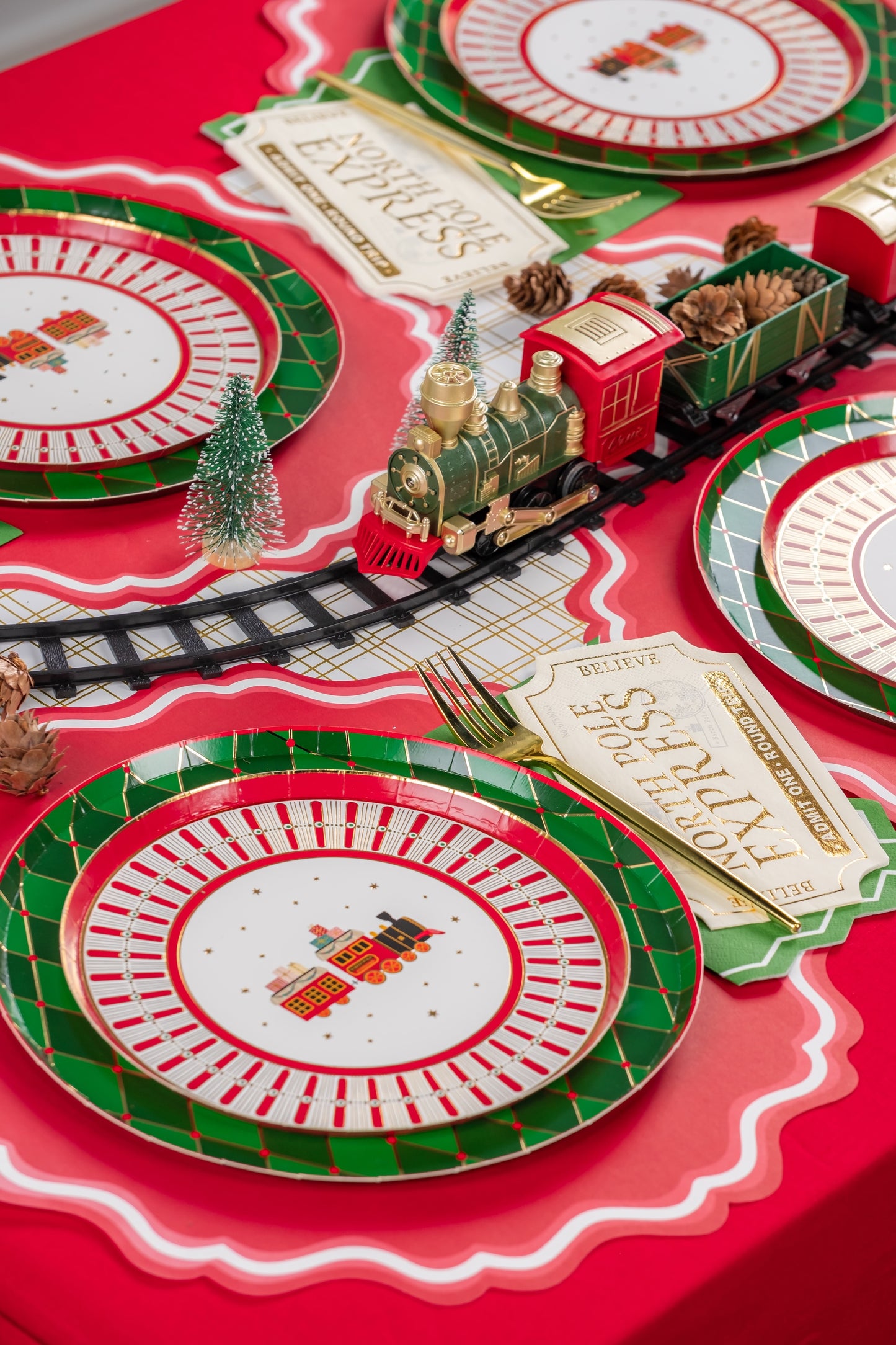 MCL23-PL2- Bright Red Fancy Scallop Paper Placemats