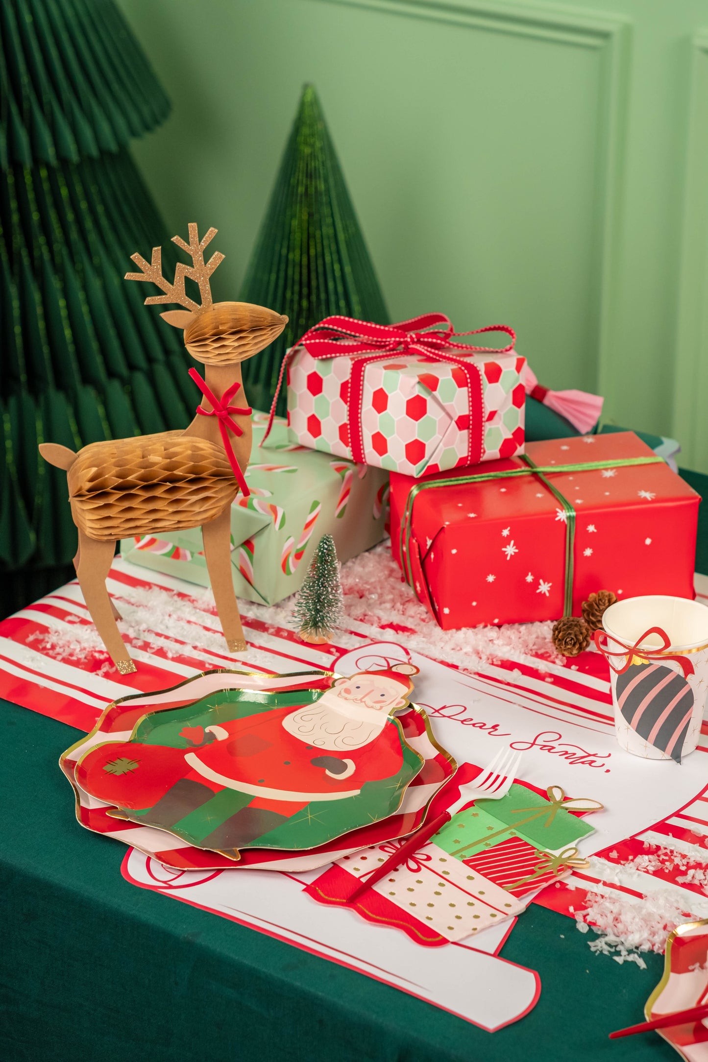 HOL24-DP3- Santa's Cheer Dessert Plates