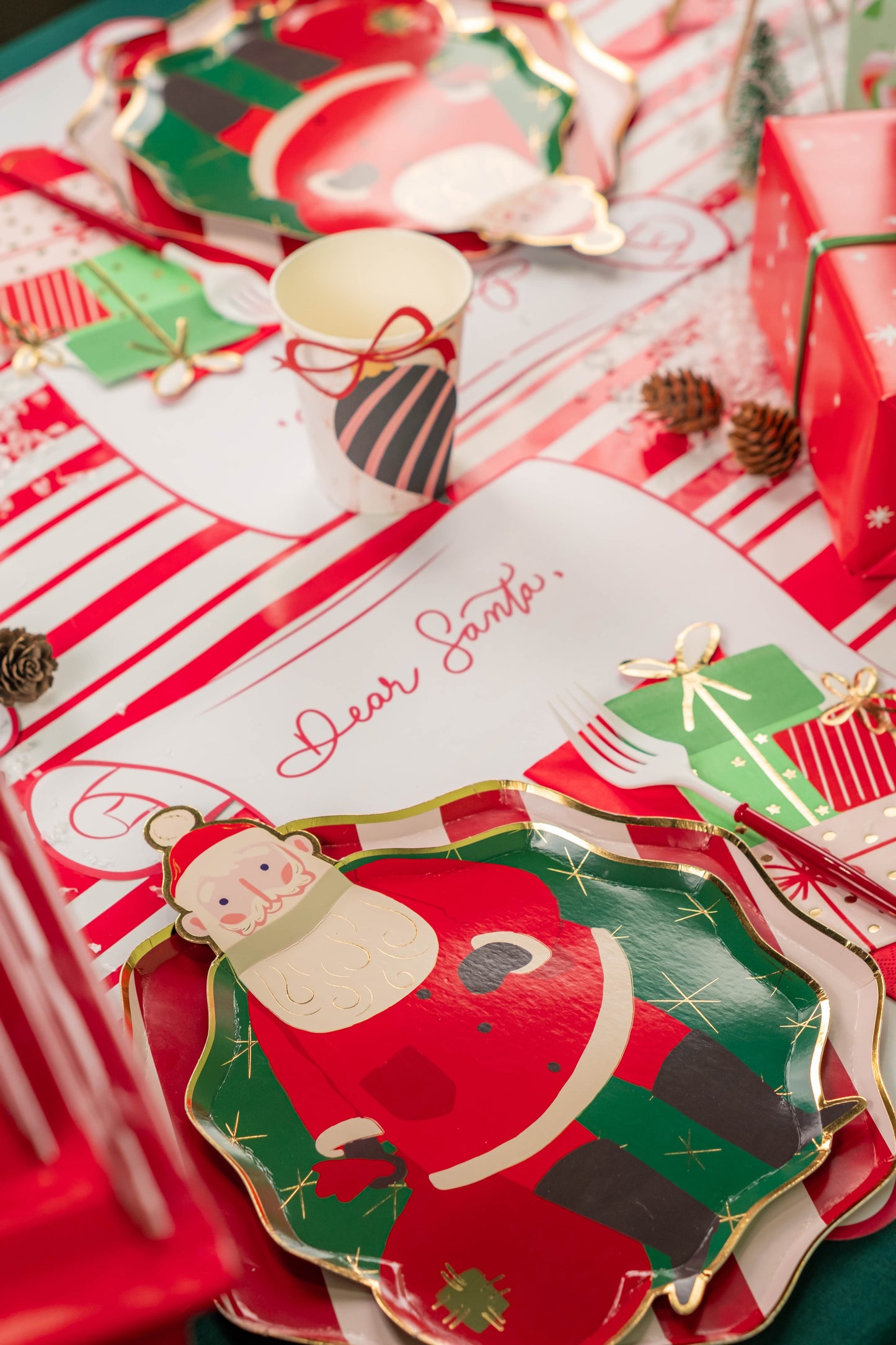 HOL24-DP3- Santa's Cheer Dessert Plates