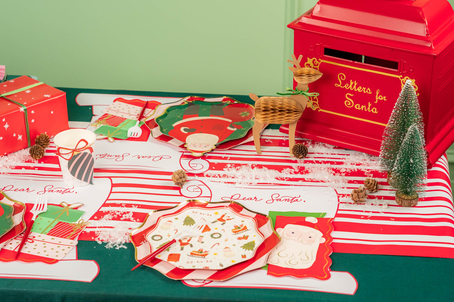 HOL24-DP3- Santa's Cheer Dessert Plates