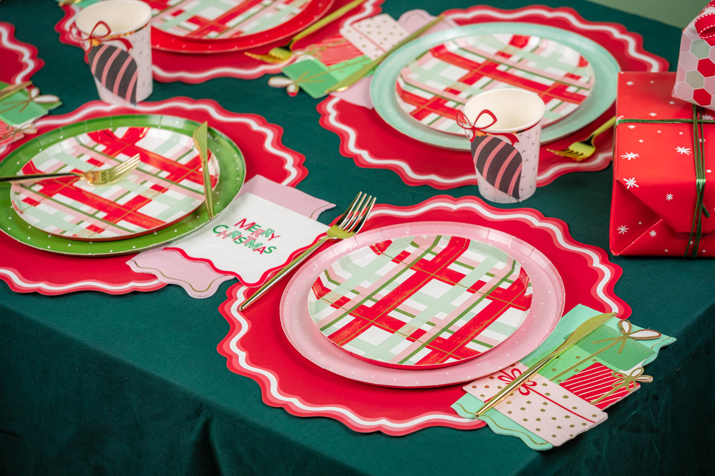 HOL25-DP6- Cheerful Plaid Small Plates