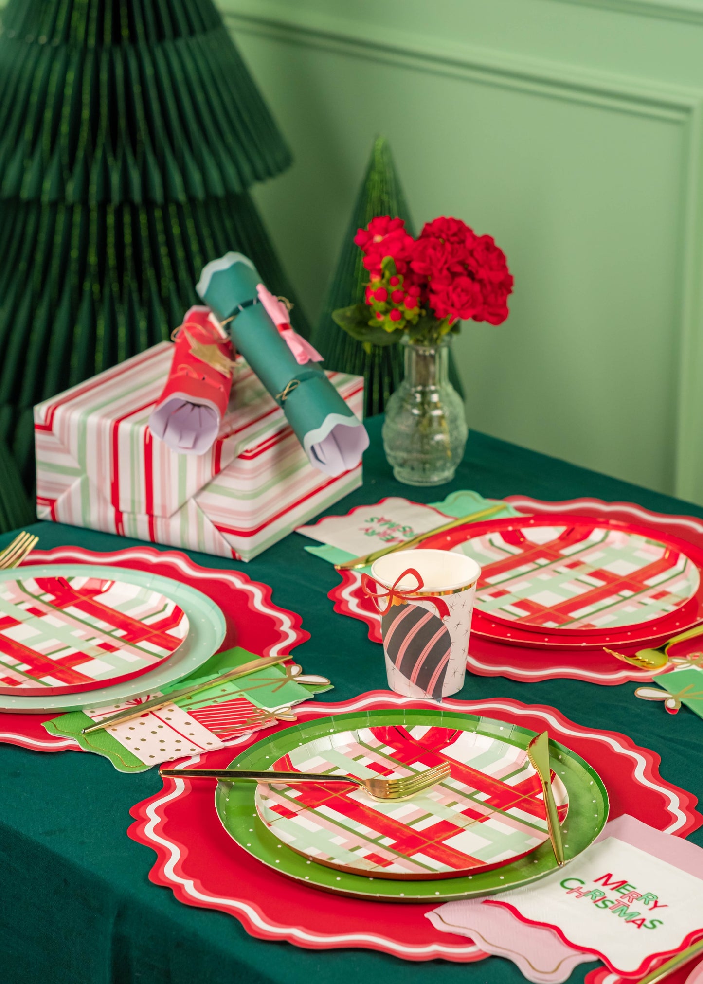 HOL25-DP6- Cheerful Plaid Small Plates