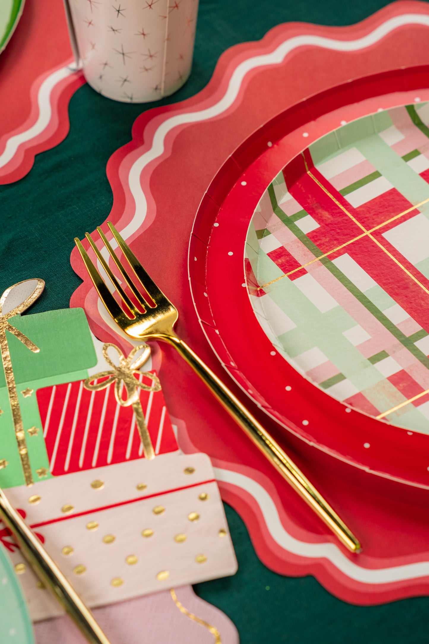 HOL25-DP6- Cheerful Plaid Small Plates
