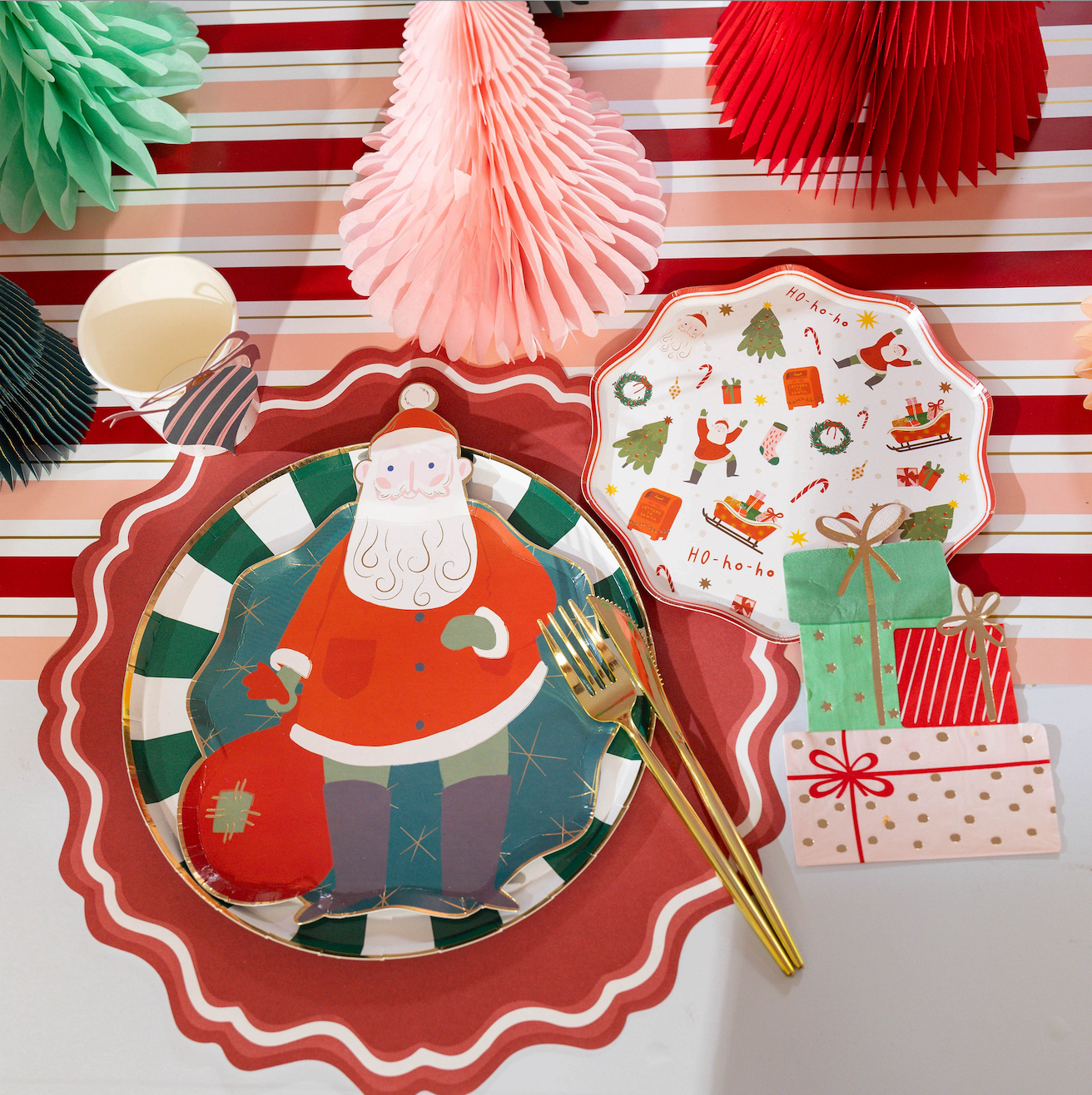 HOL24-DNP4- Green Candy Burst Dinner Paper Plates