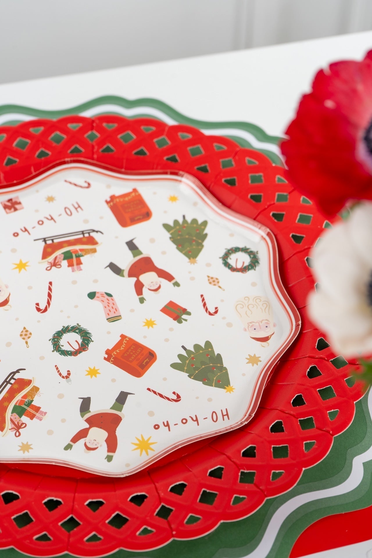 HOL24-DP2- Christmas Cheer Dessert Paper Plates