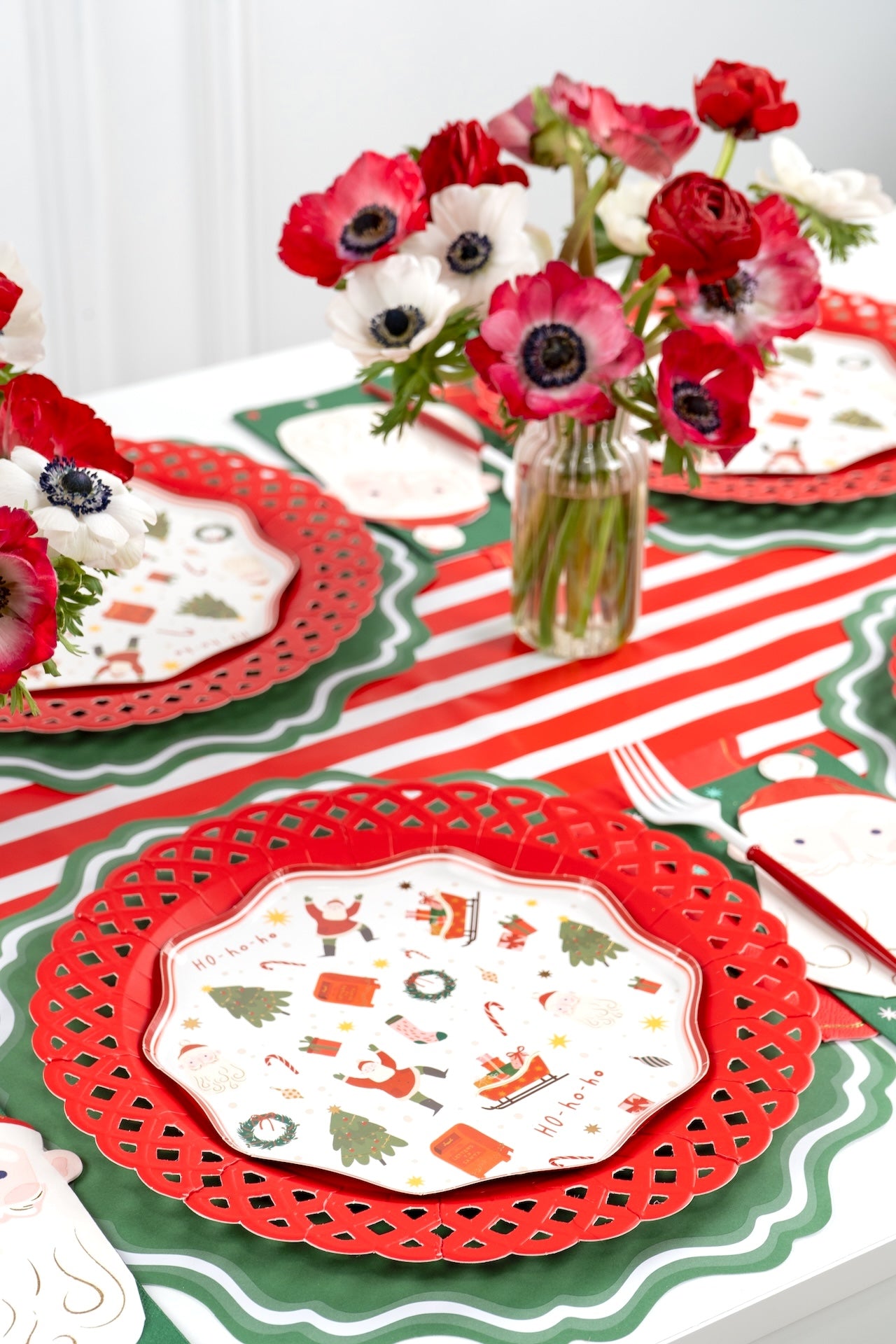 HOL24-DP2- Christmas Cheer Dessert Paper Plates