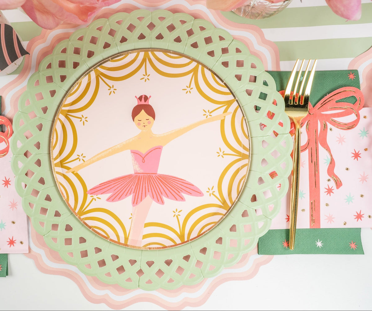 HOL25-DP7- Nutcracker Dessert Plates