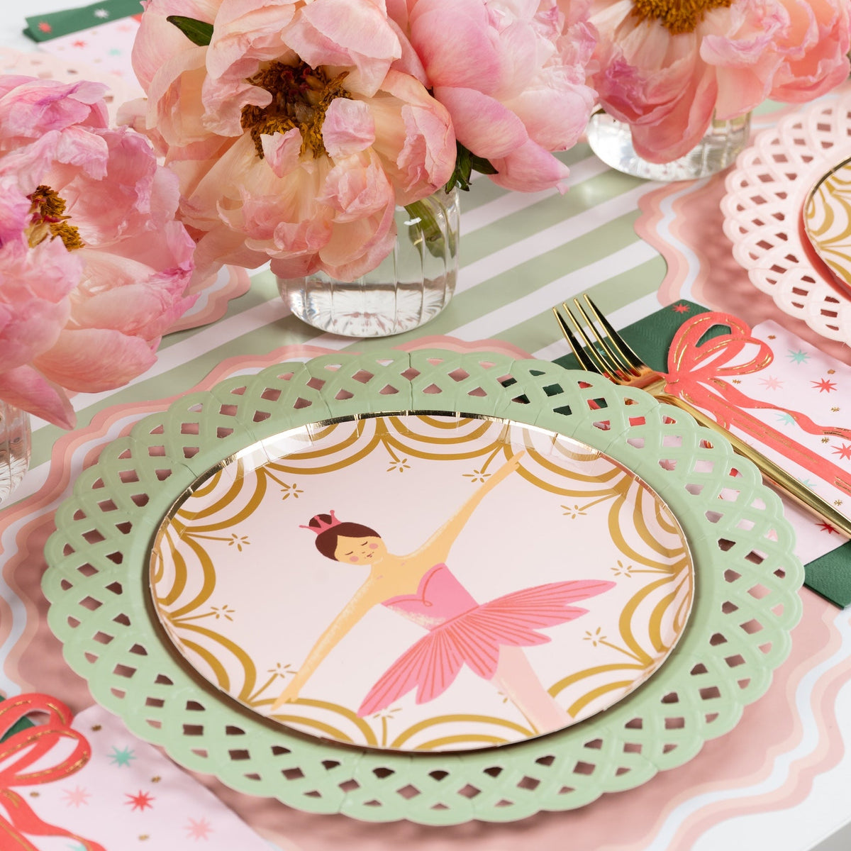 HOL25-DP7- Nutcracker Dessert Plates