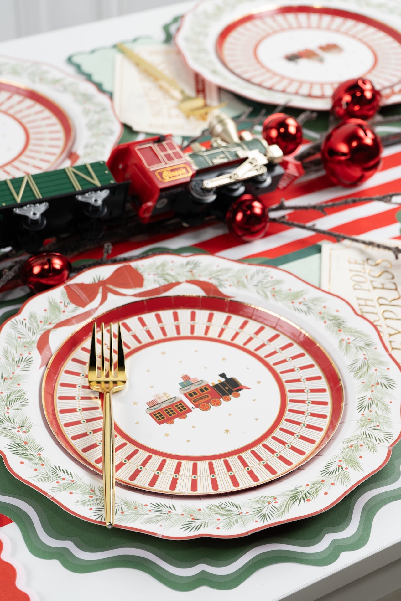 MCL23-PL4- Green Fancy Scallop Paper Placemats