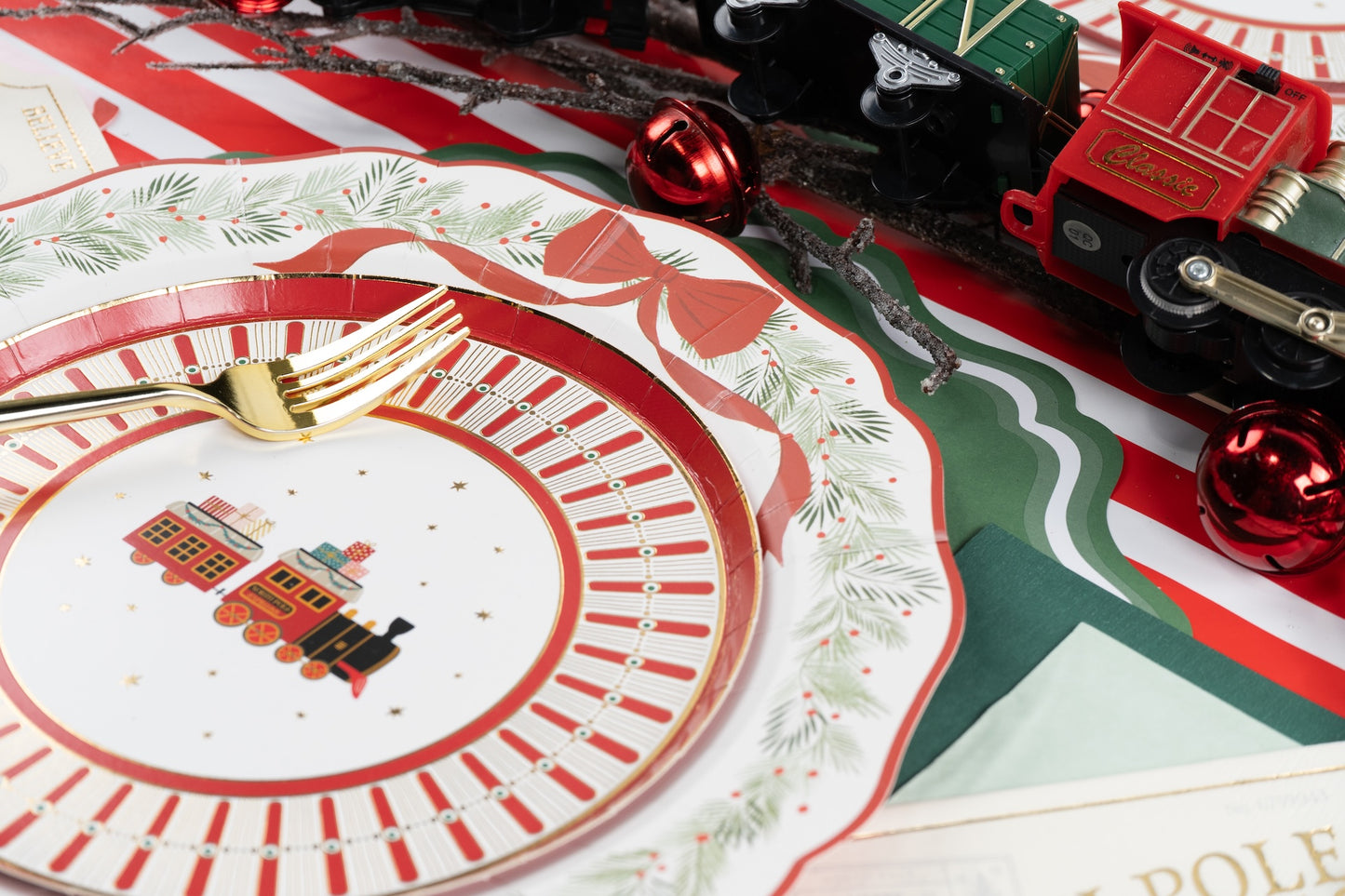 MCL23-PL4- Green Fancy Scallop Paper Placemats