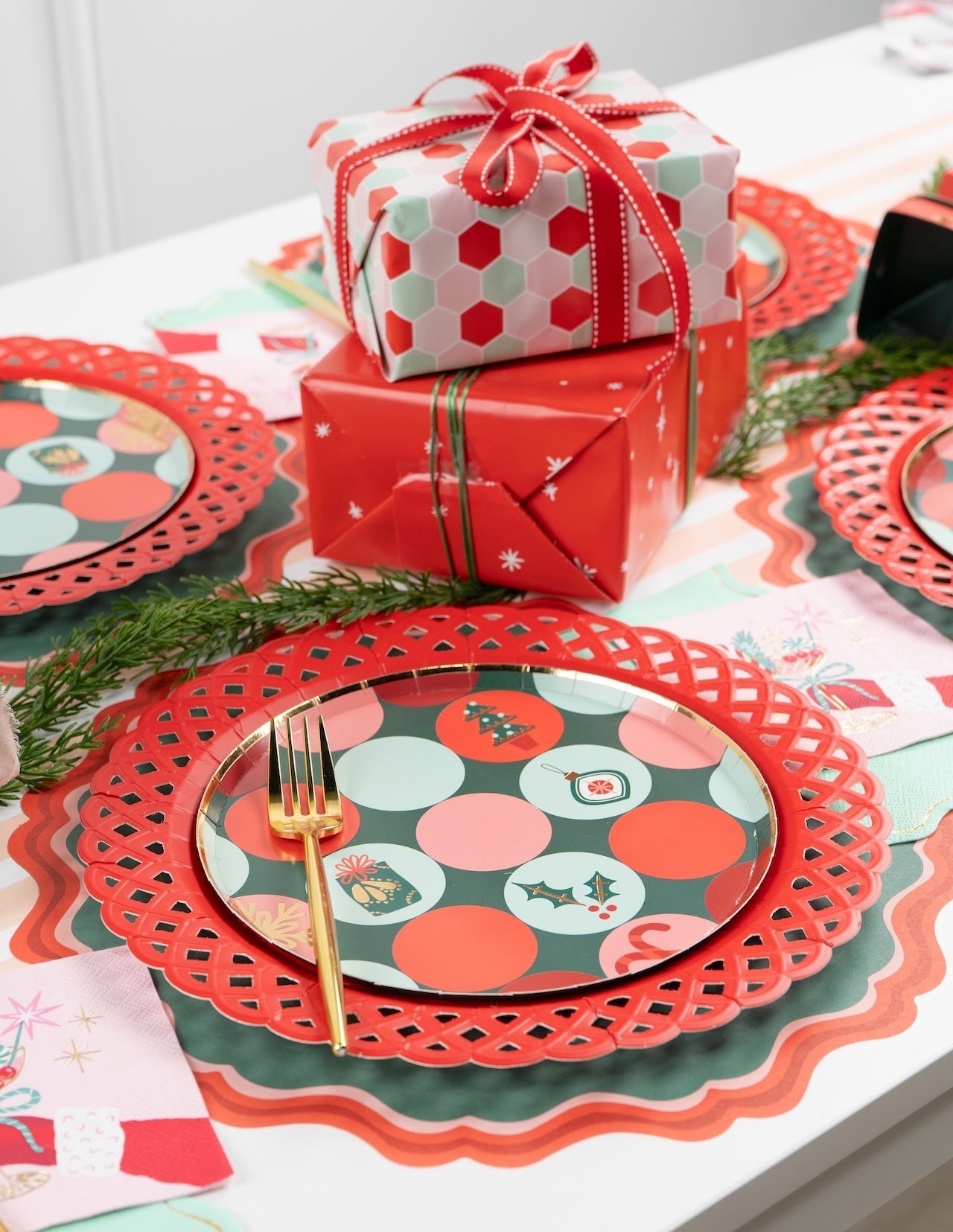 HOL24-DP4- Christmas Party Dessert Paper Plates