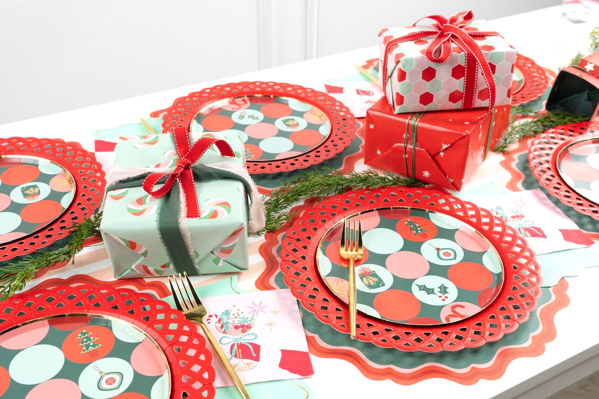 MCL24-PL16- Holiday Fancy Scallop Placemats