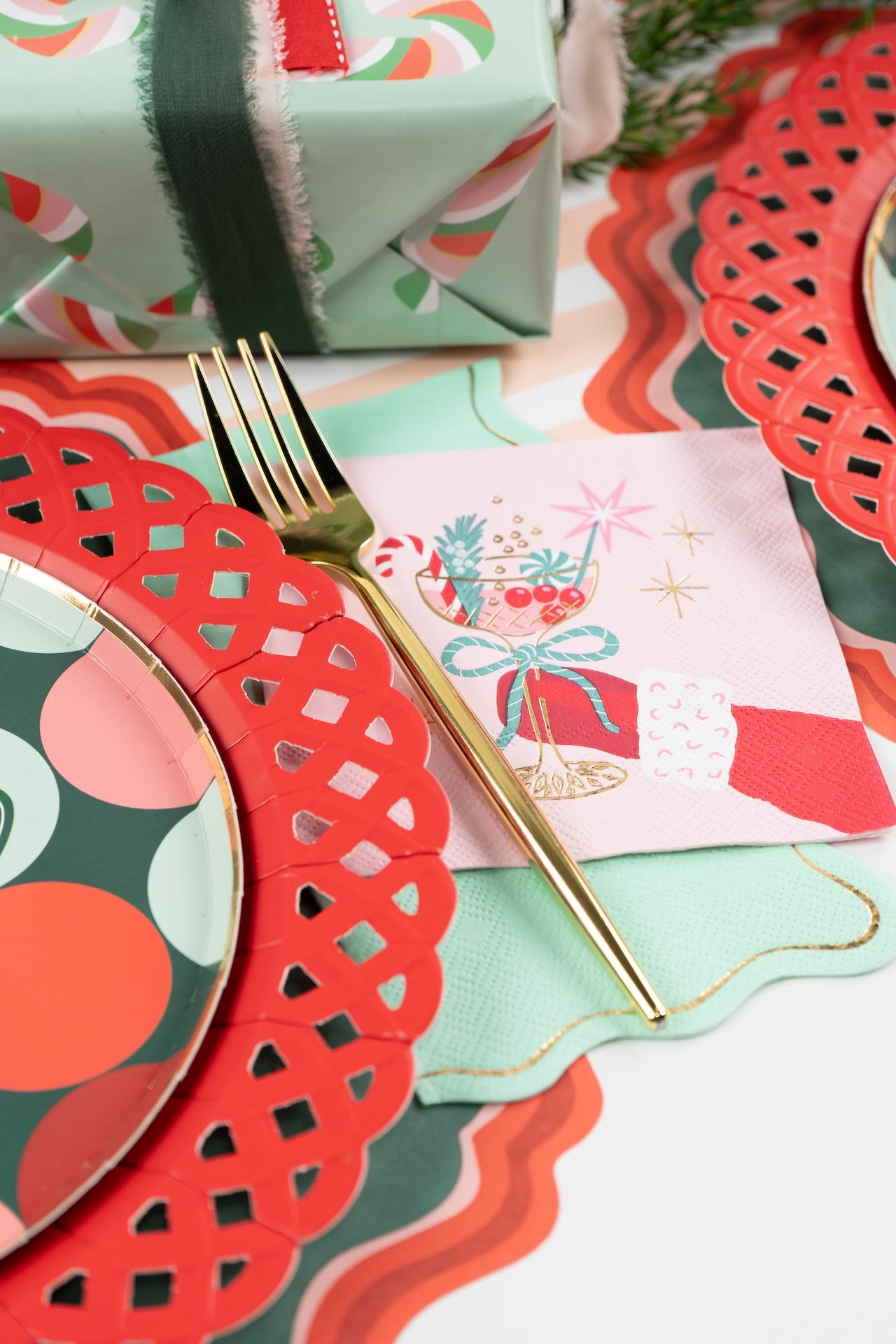 HOL25-GT4- Holiday Cheerful Guest Towels