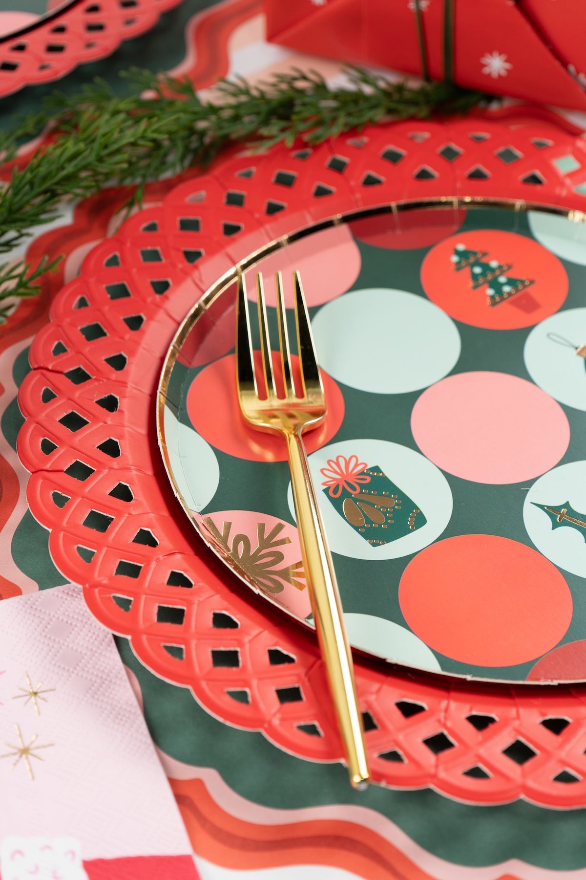 MCL24-PL16- Holiday Fancy Scallop Placemats