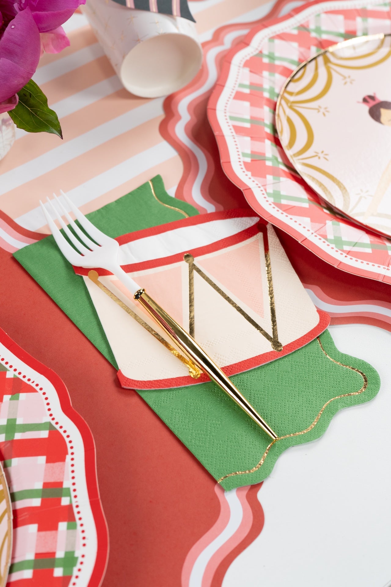 HOL25-CN7- Nutcracker Drum Napkins