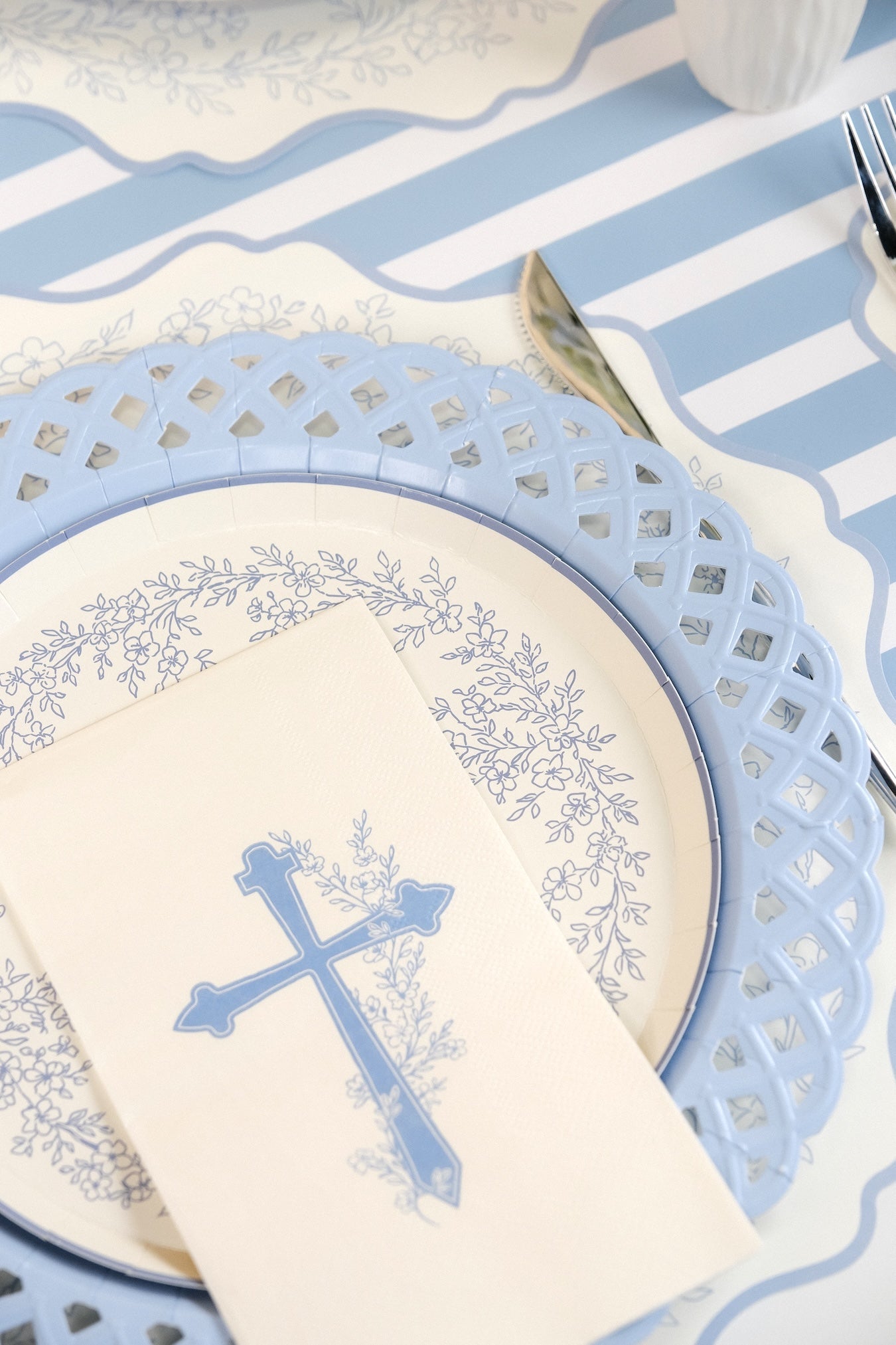 Light Blue Basketweave Dinner Paper Plates