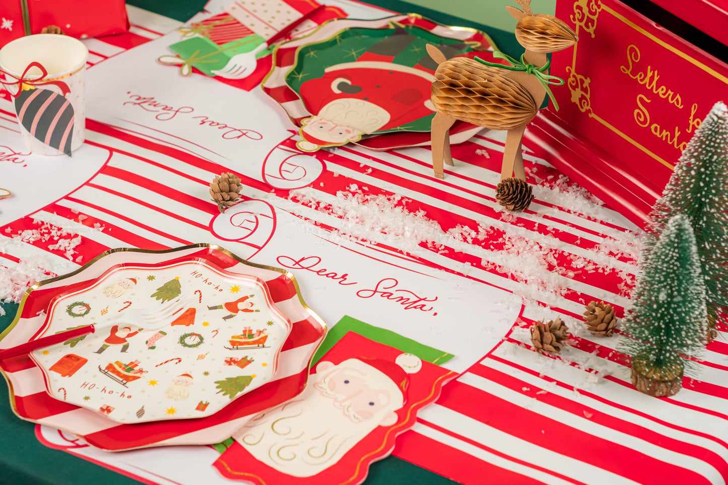 HOL24-DP2- Christmas Cheer Dessert Paper Plates