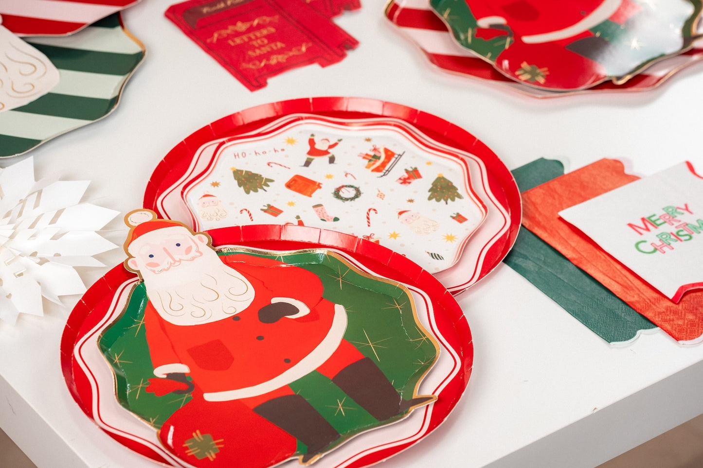 HOL24-DP2- Christmas Cheer Dessert Paper Plates