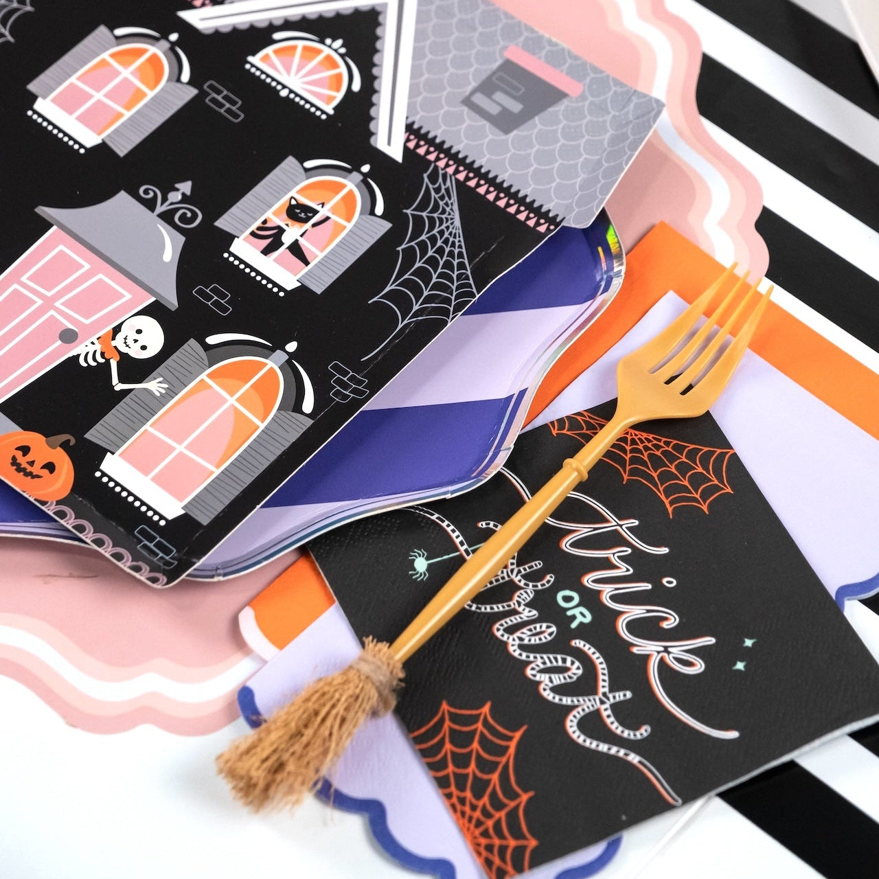HAL24-GT5- Spooky Scallops Guest Towels