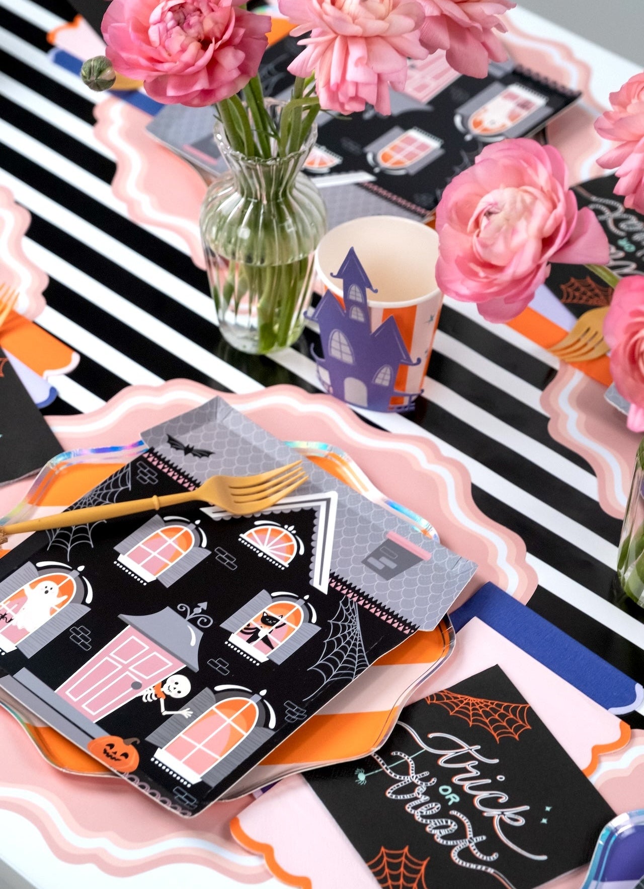 HAL24-CU1- Haunted House Paper Cups