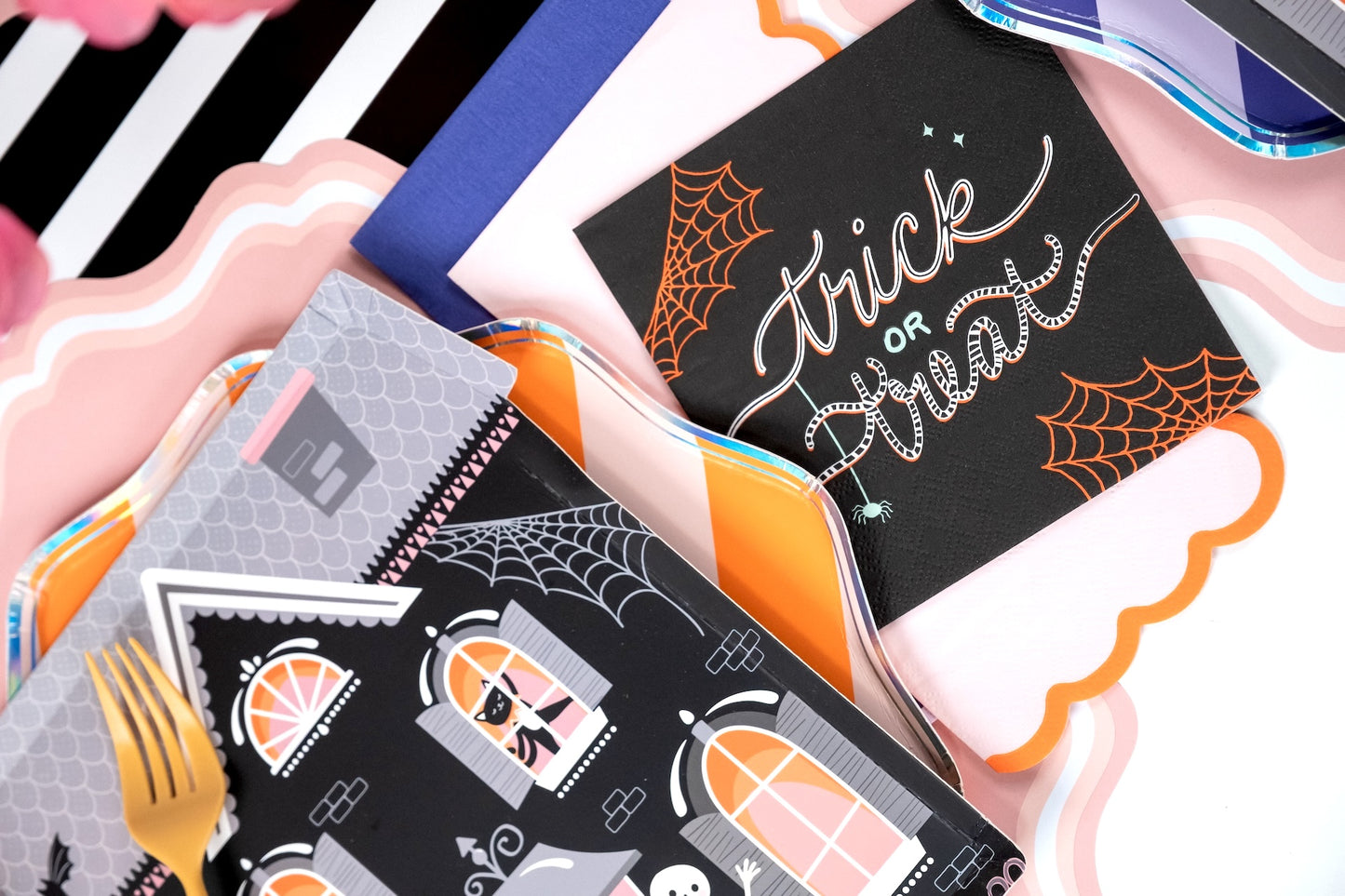 HAL24-GT5- Spooky Scallops Guest Towels